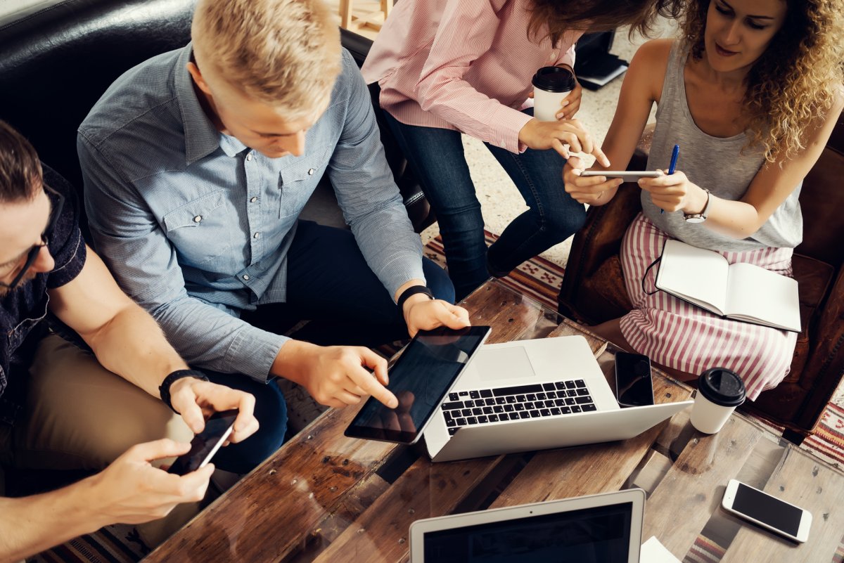 Молодежь с гаджетами