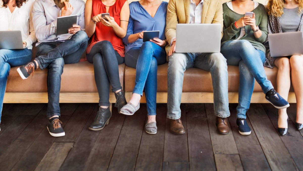 Человек сидит в телефоне