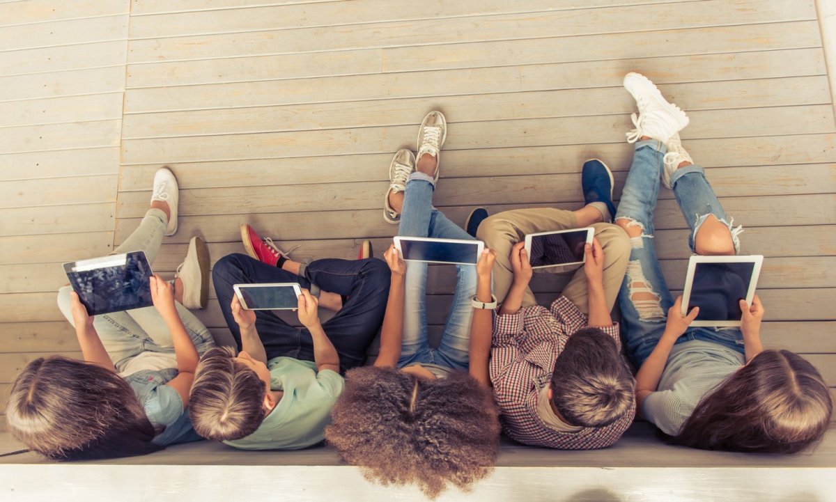 Подросток сидит в соц сетях