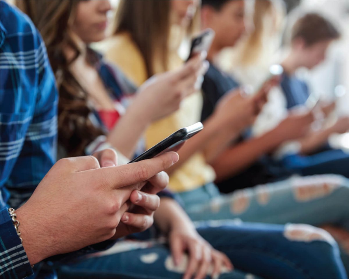 Подросток со смартфоном