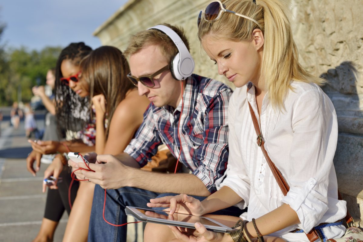 Молодежь с наушниками