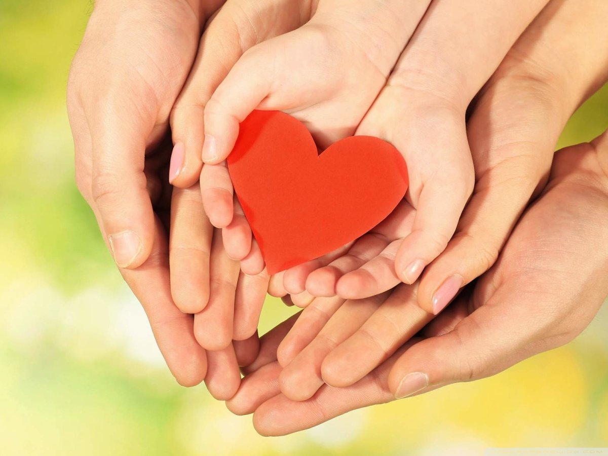 Мама обнимает ребенка для детей