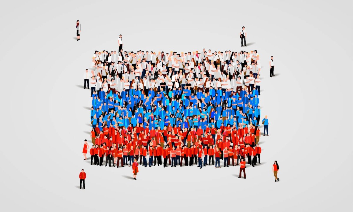 Толпа людей с флагами