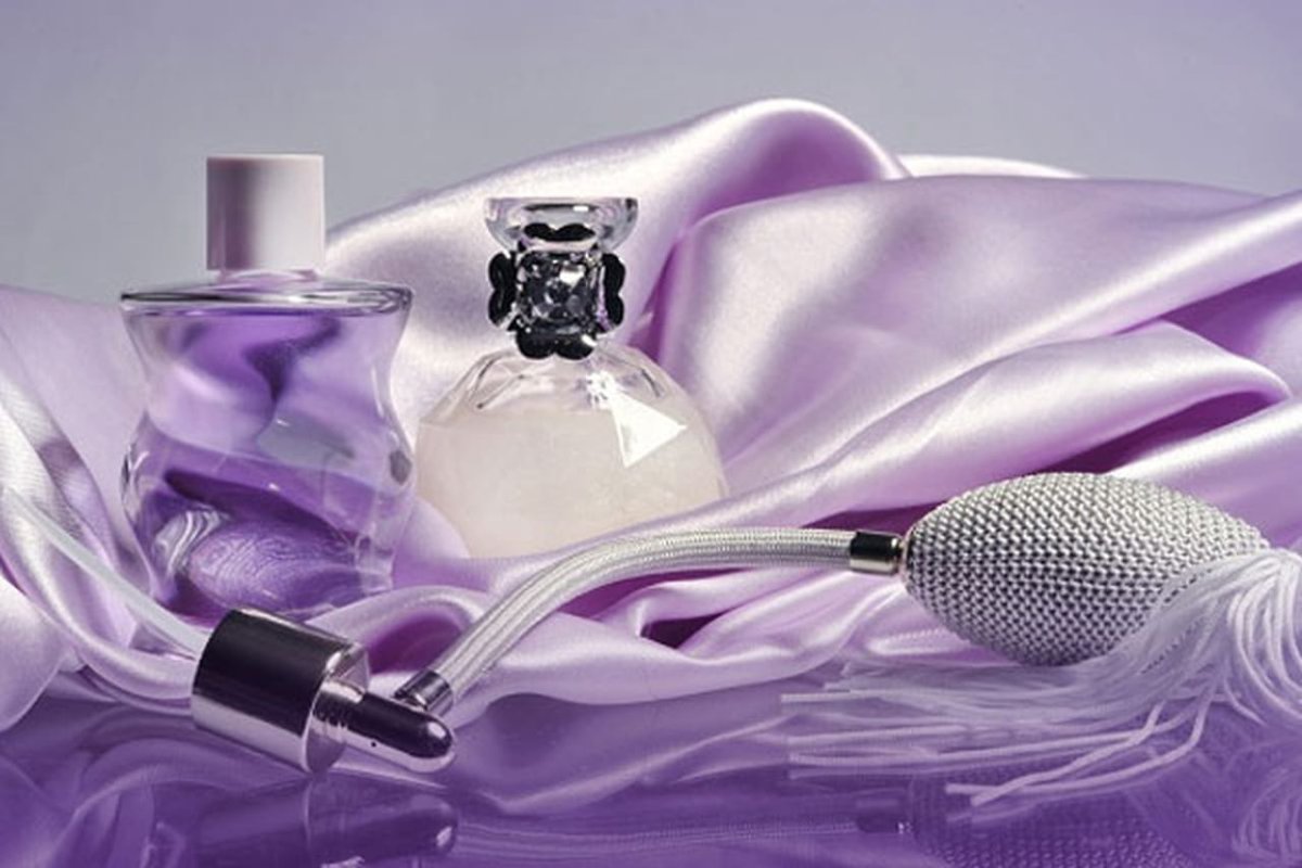 Косметика на фиолетовом фоне