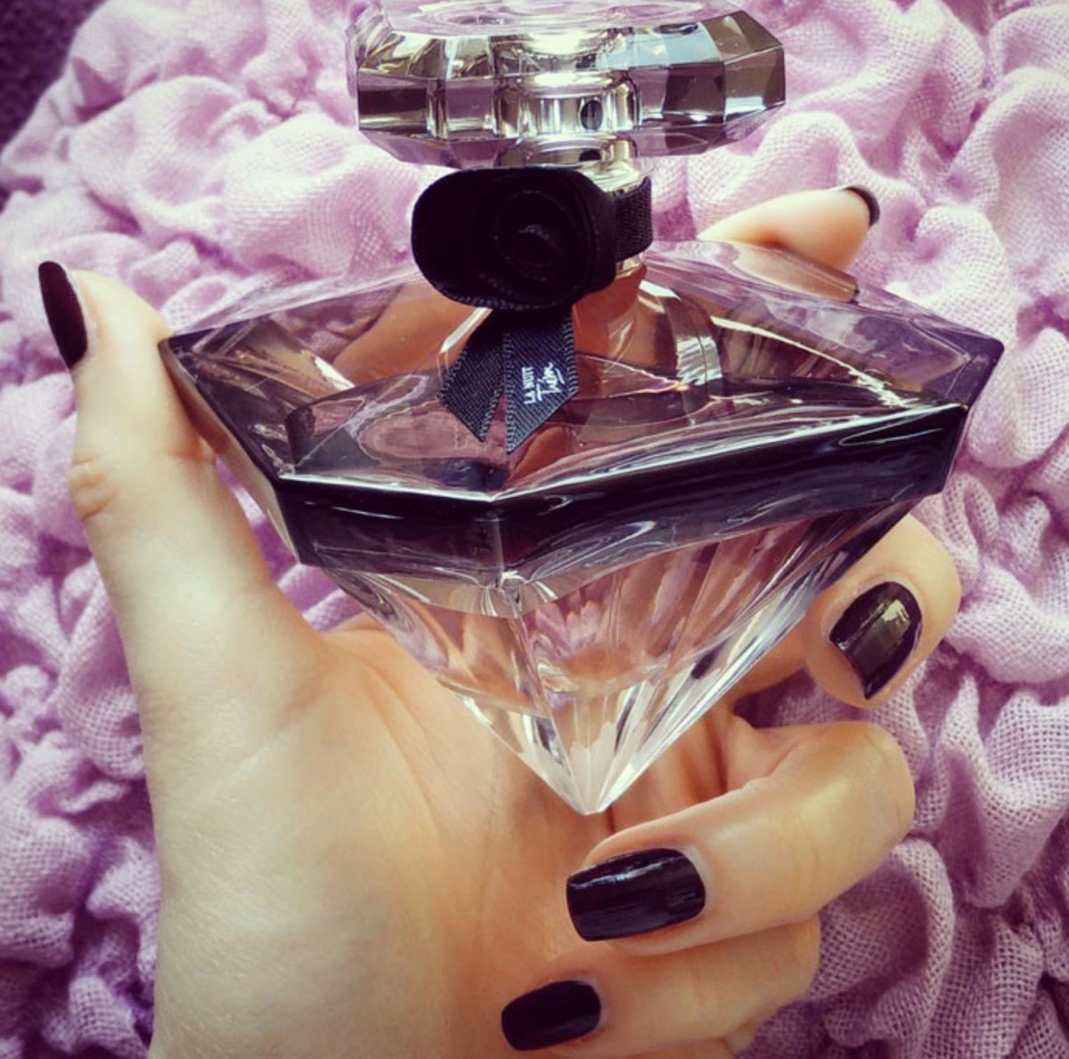 Духи в руке