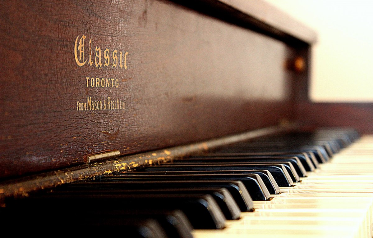 Клавиши старого пианино