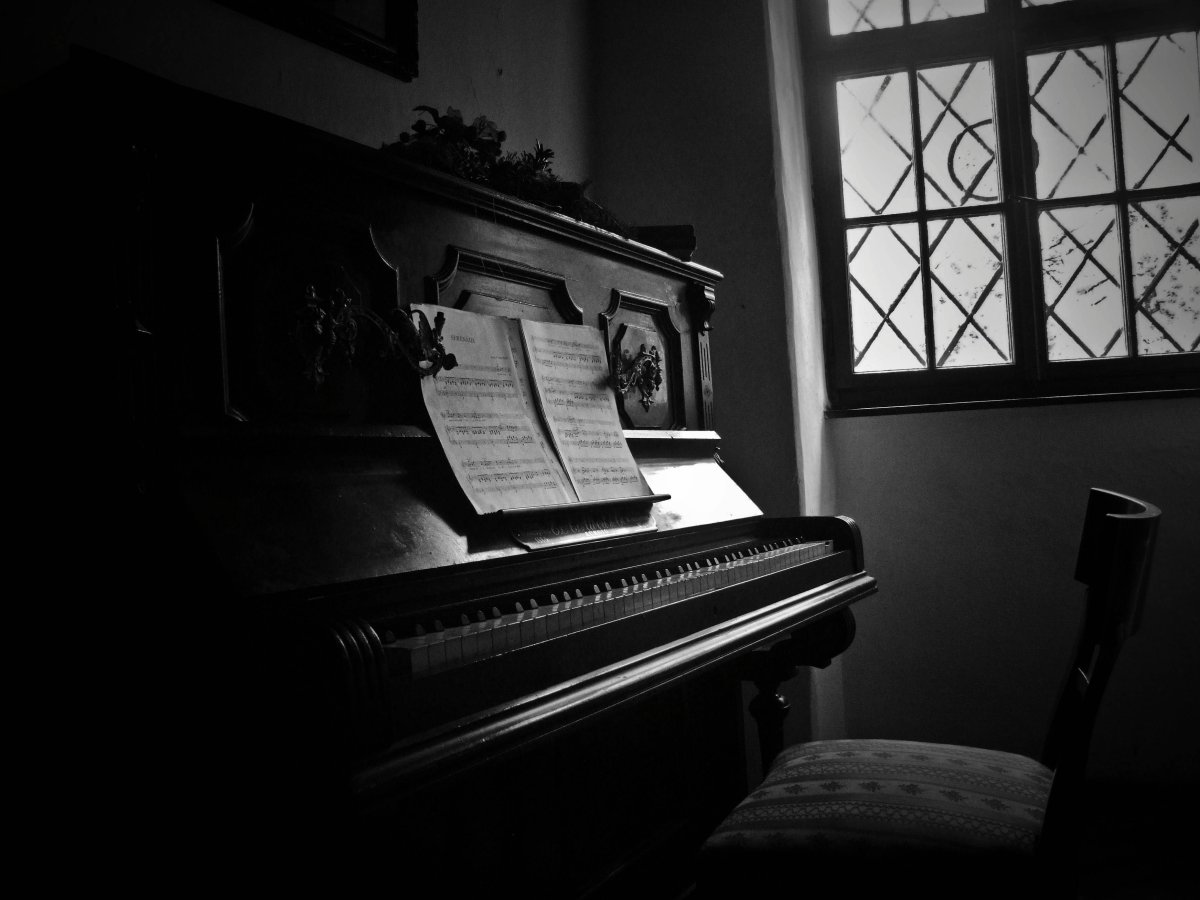 Пианино черное старое