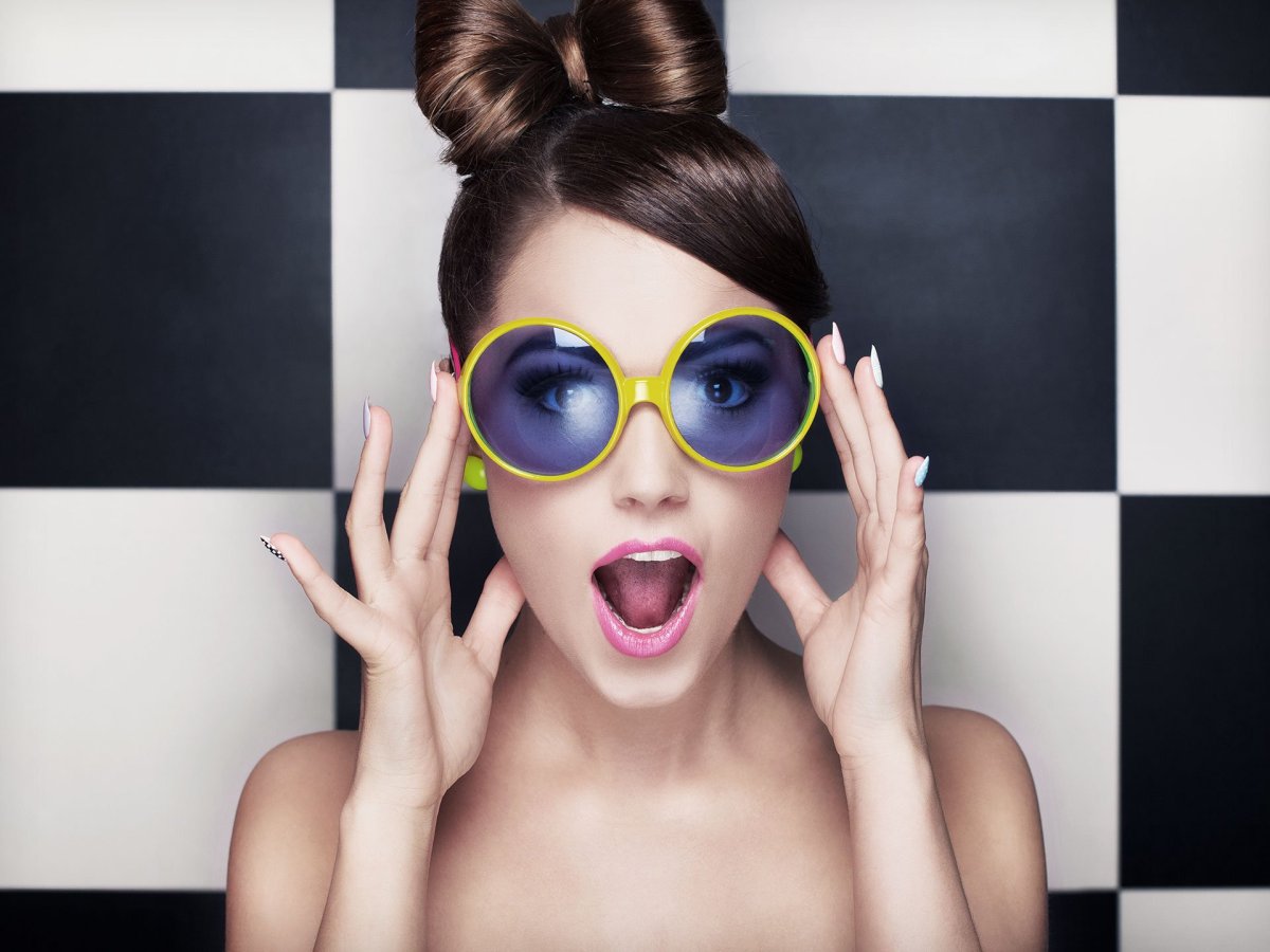 Удивленная девушка