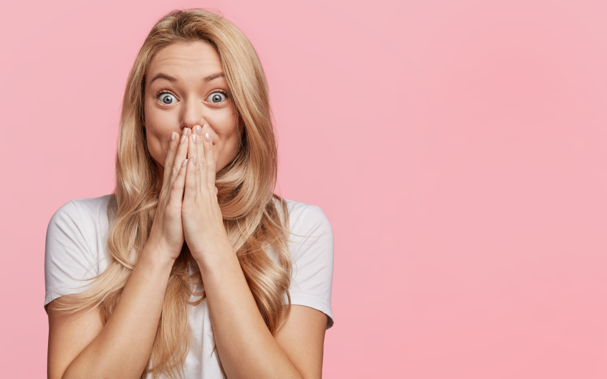 Девушка красиво удивляется