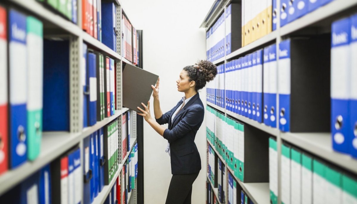 Работник архива