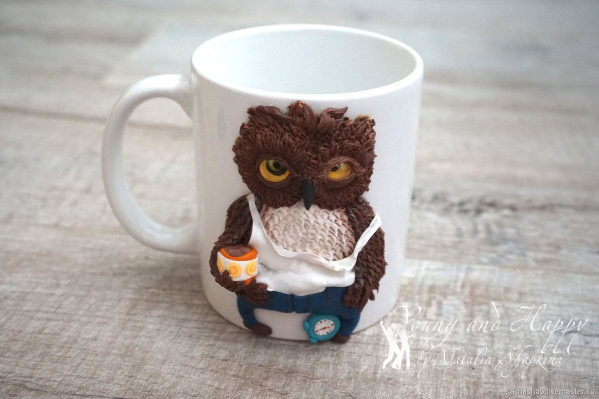 Сова пьет кофе