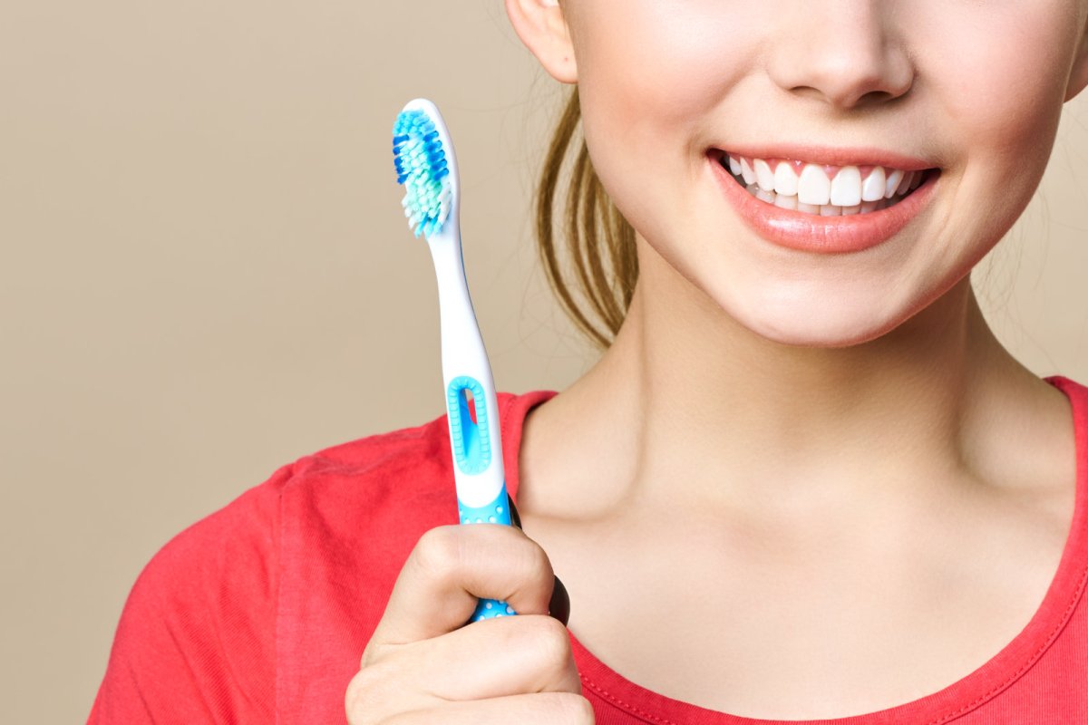 Девушка с зубной щеткой