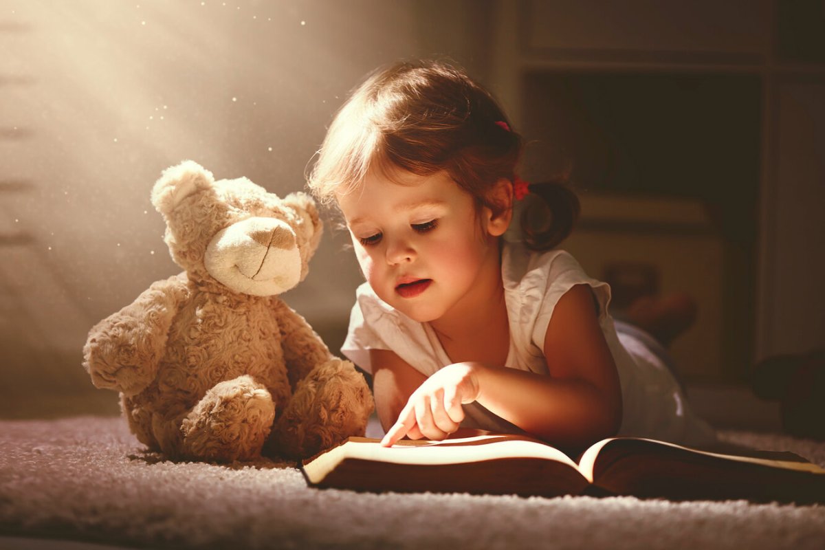 Маленькая девочка с книжкой