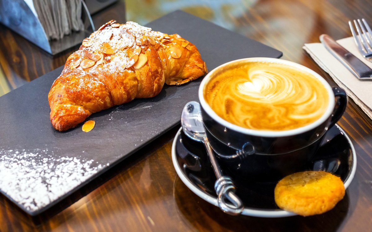 Завтрак с круассаном