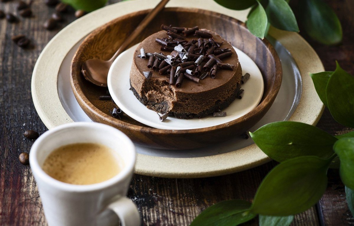 Красивые пирожные и кофе