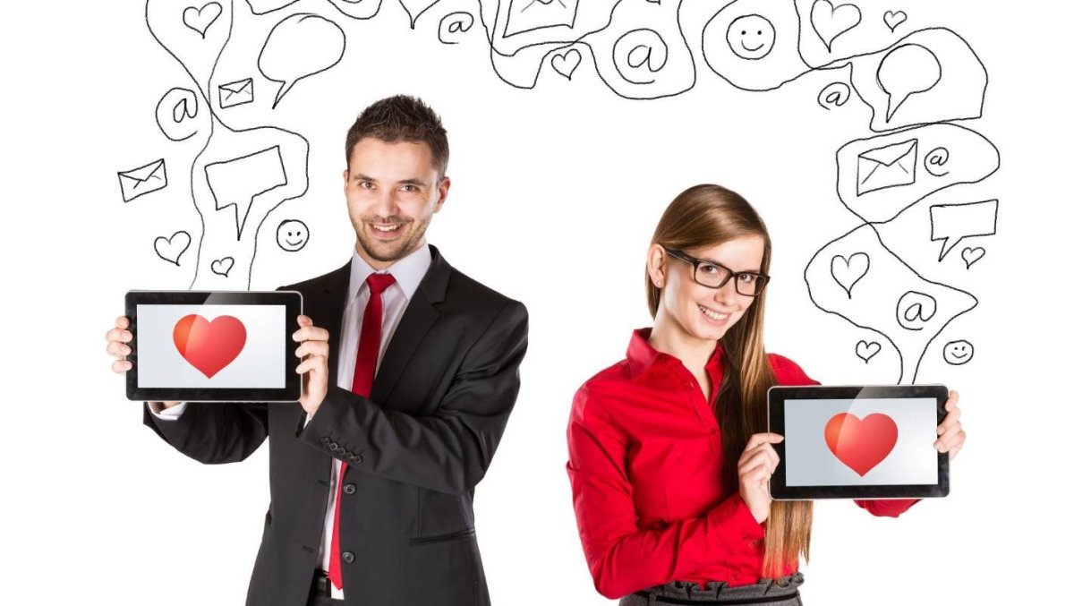Пара знакомится в интернете