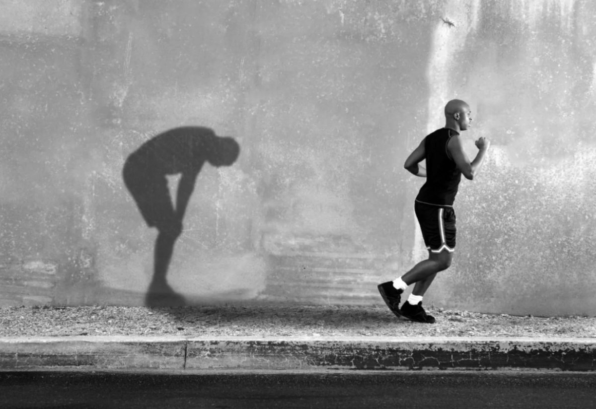 Спортсмен бежит