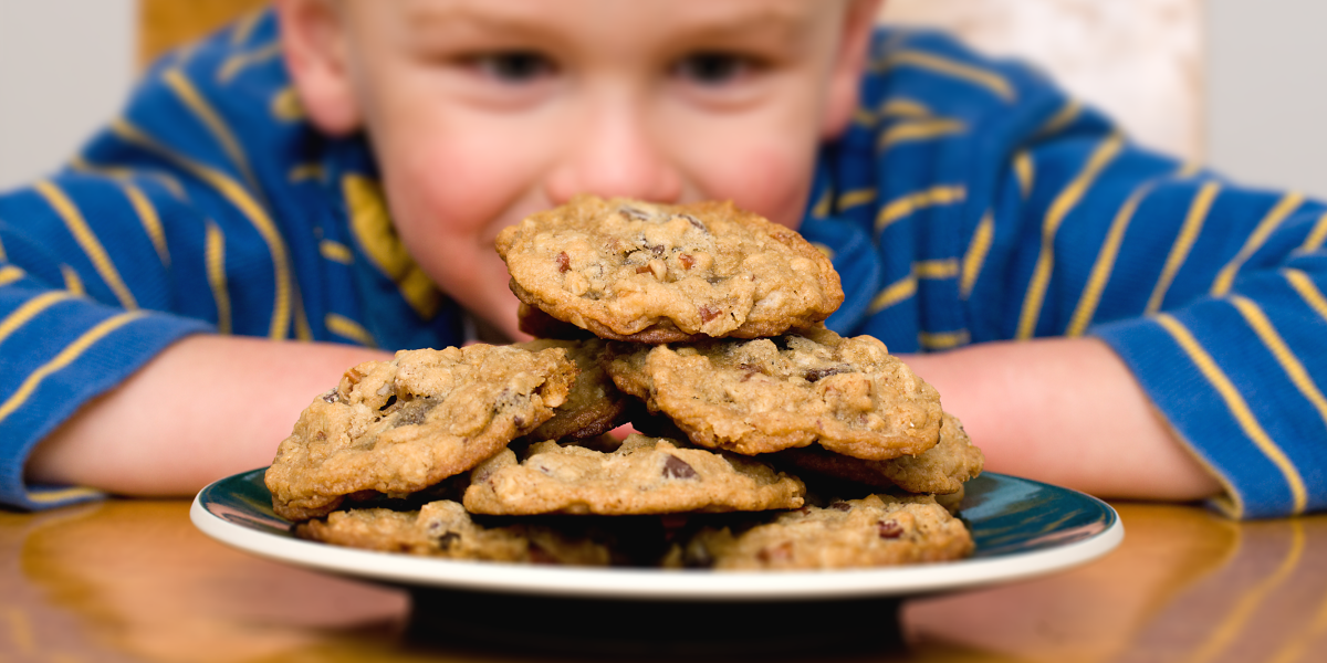 Ребенок ест печенье