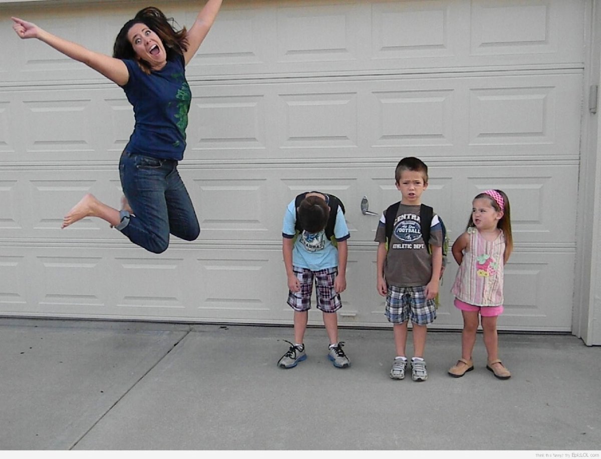 Дети в школу родители радуются