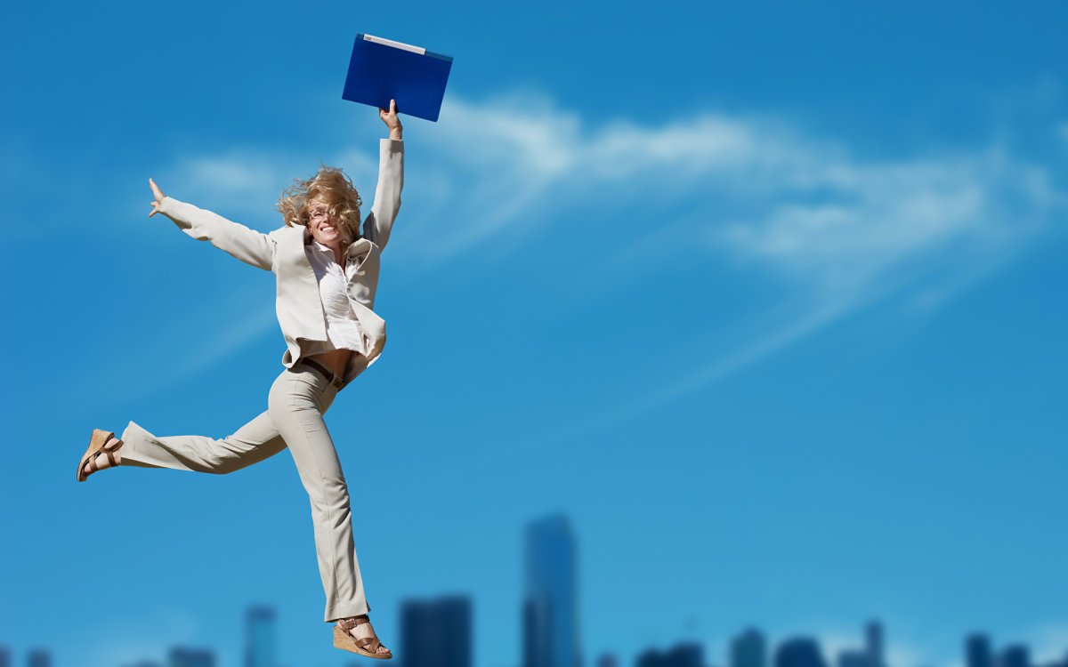 Счастливая девушка в поле