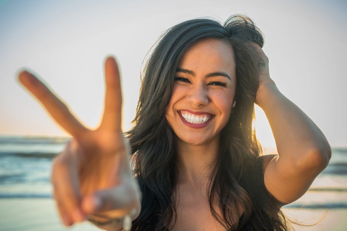 Два пальца в девушке