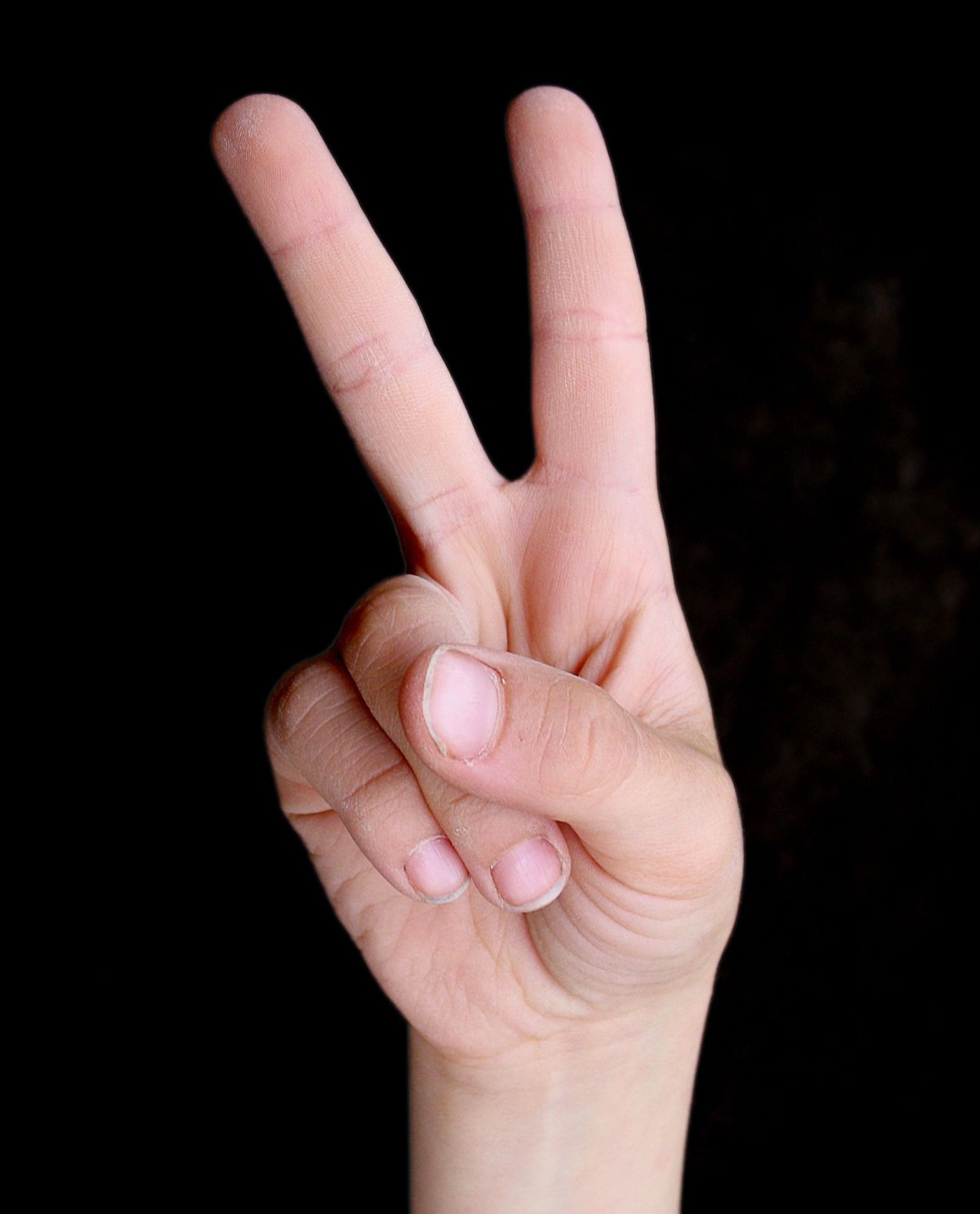 Знак v пальцами