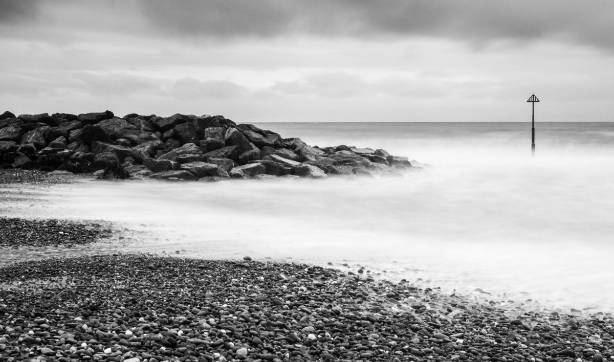 Черно белый пляж