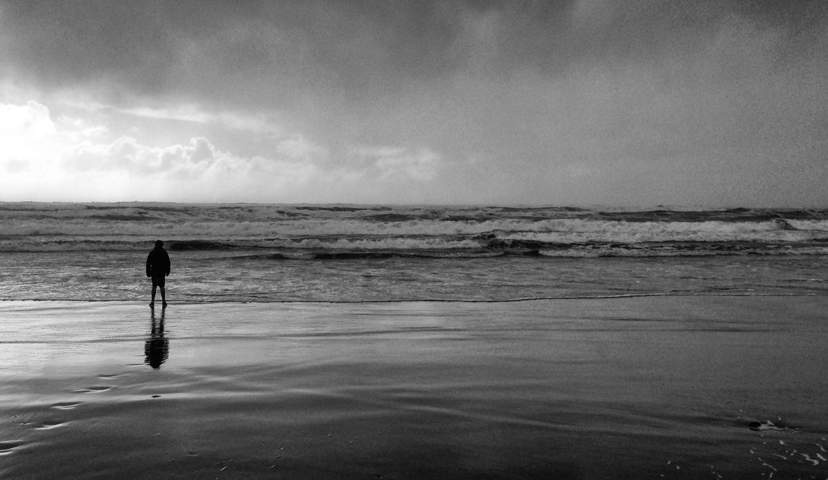 Море чб человек