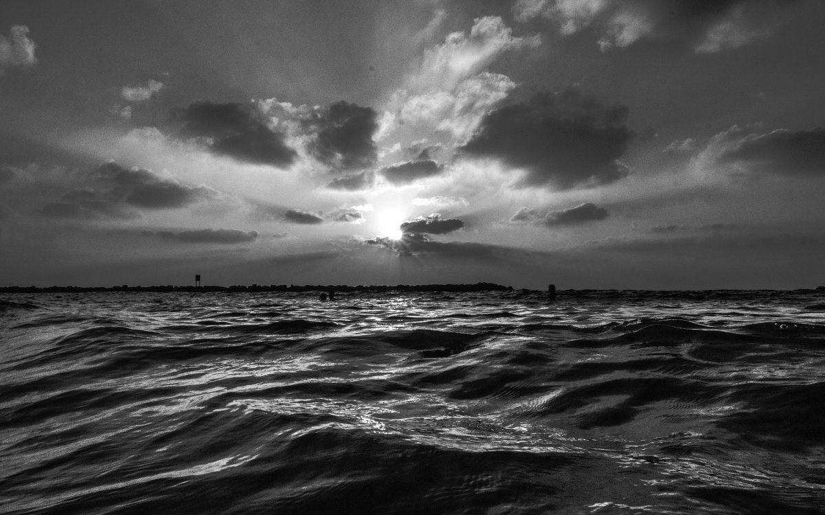 Море черно белое