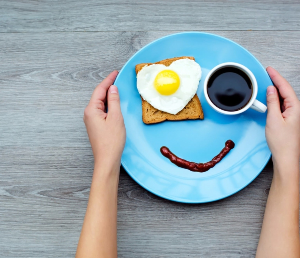 Котик пьет кофе