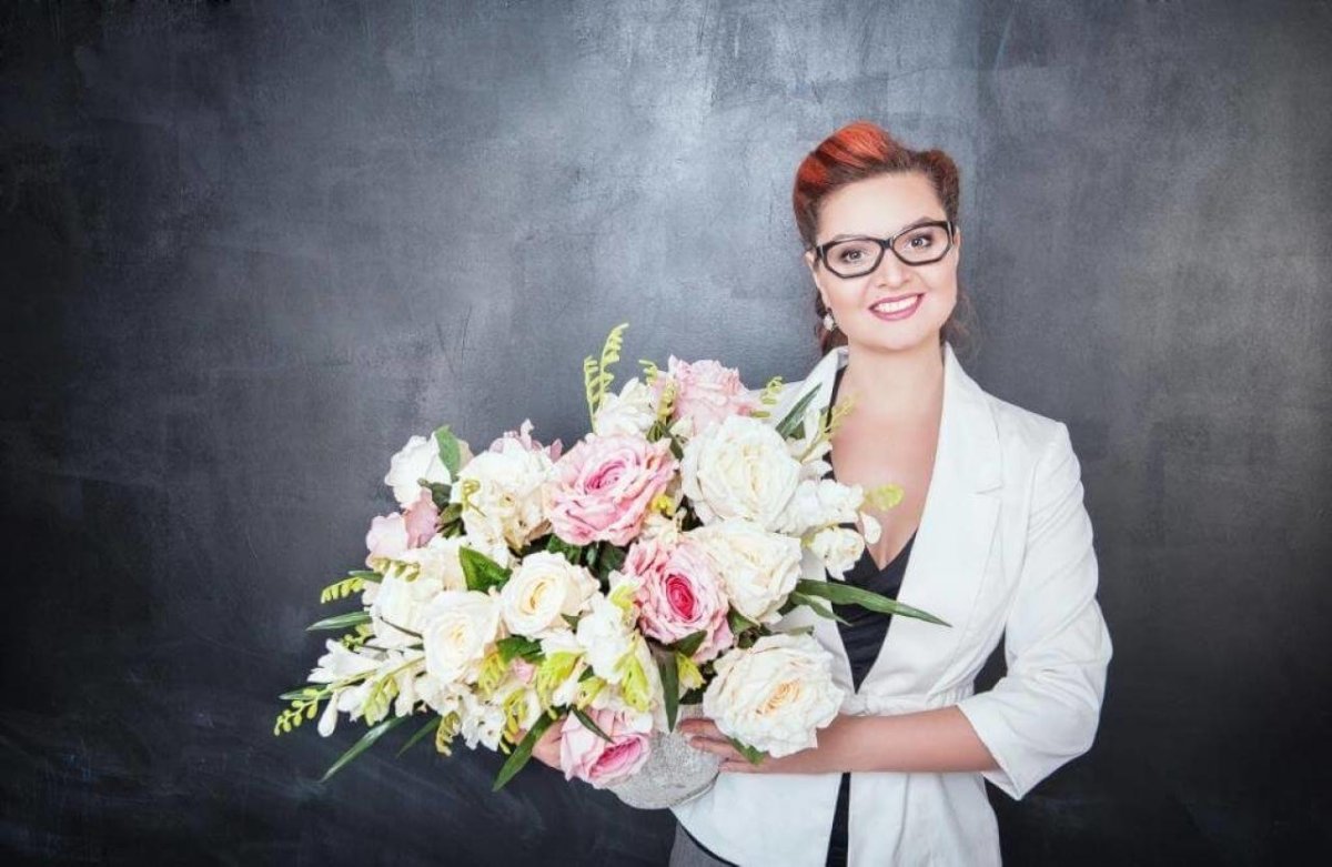 Учительница с цветами