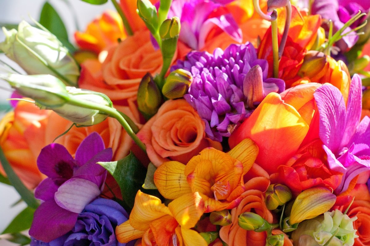 Фотосессия учителя с цветами