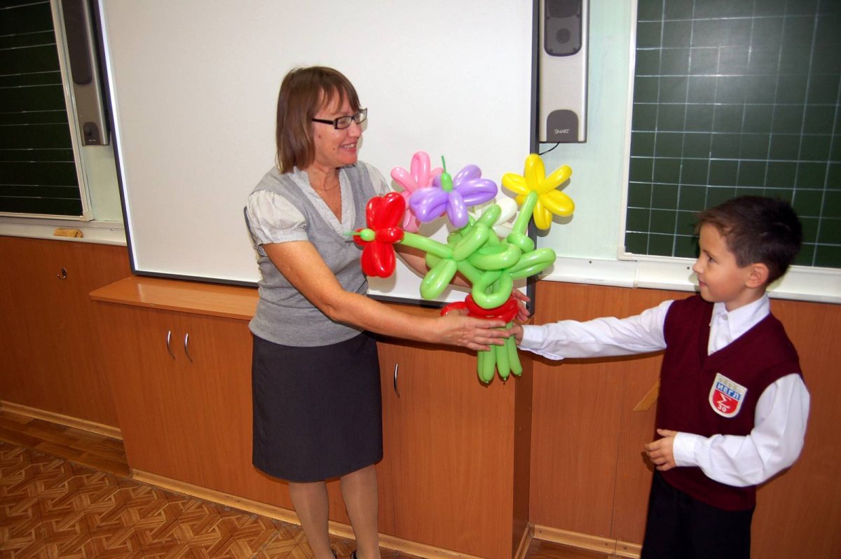 Девочка дарит цветы учителю рисунок