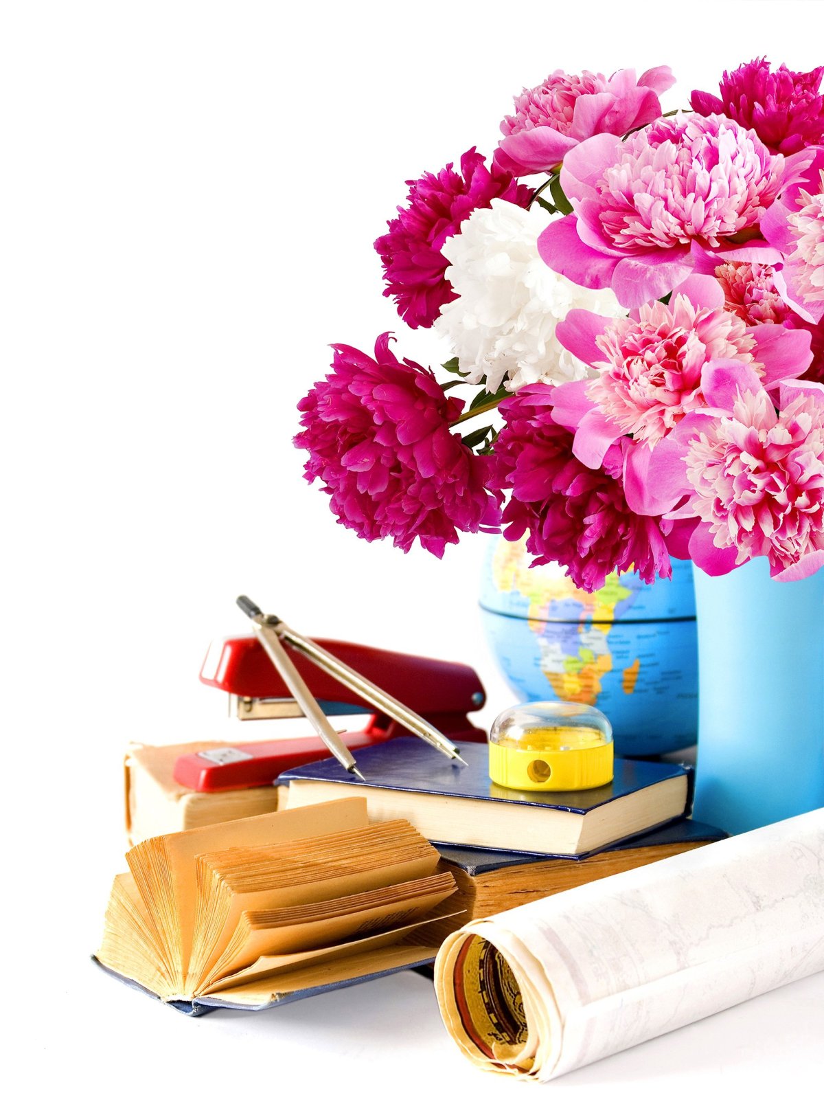 Стол учителя с цветами