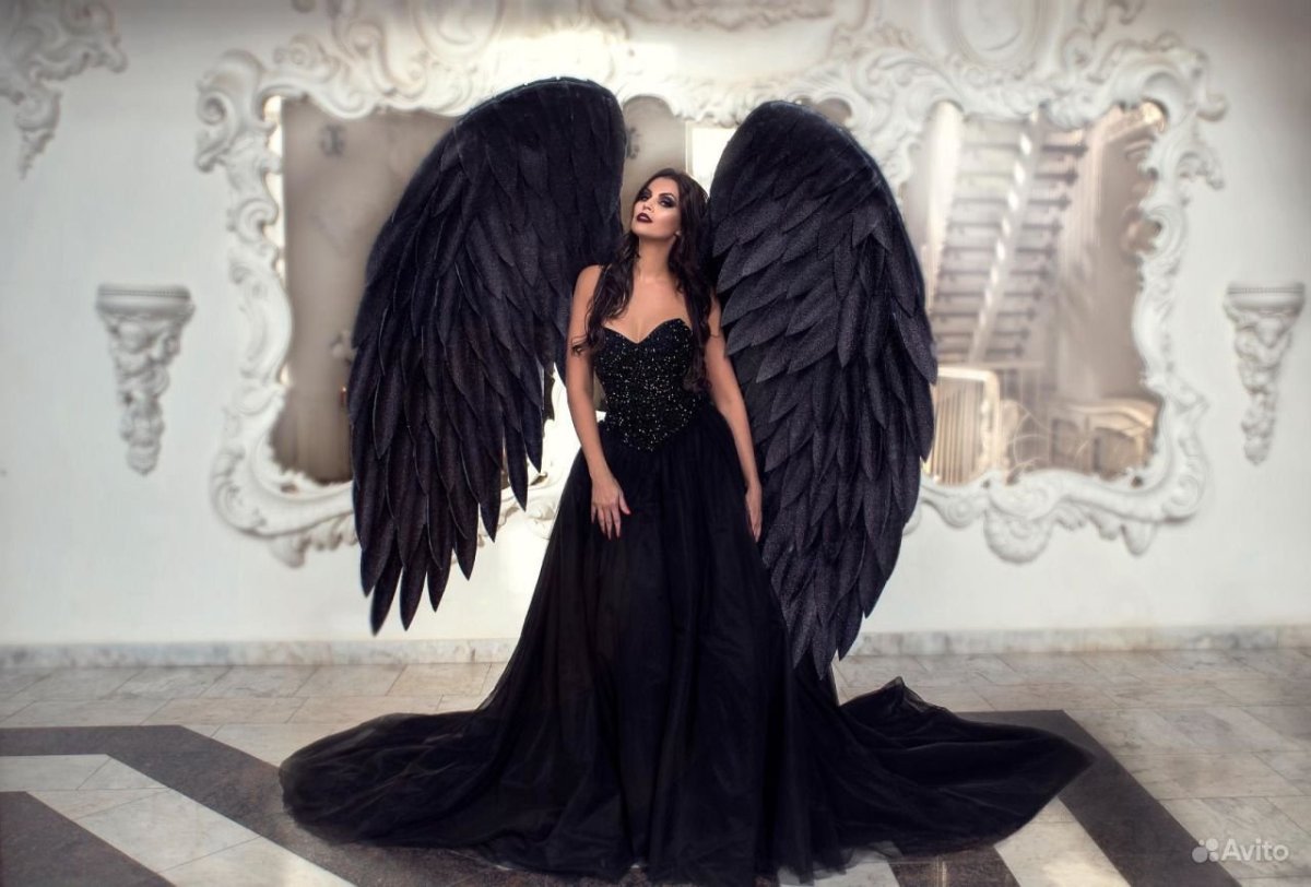 Фотосессия с черными крыльями