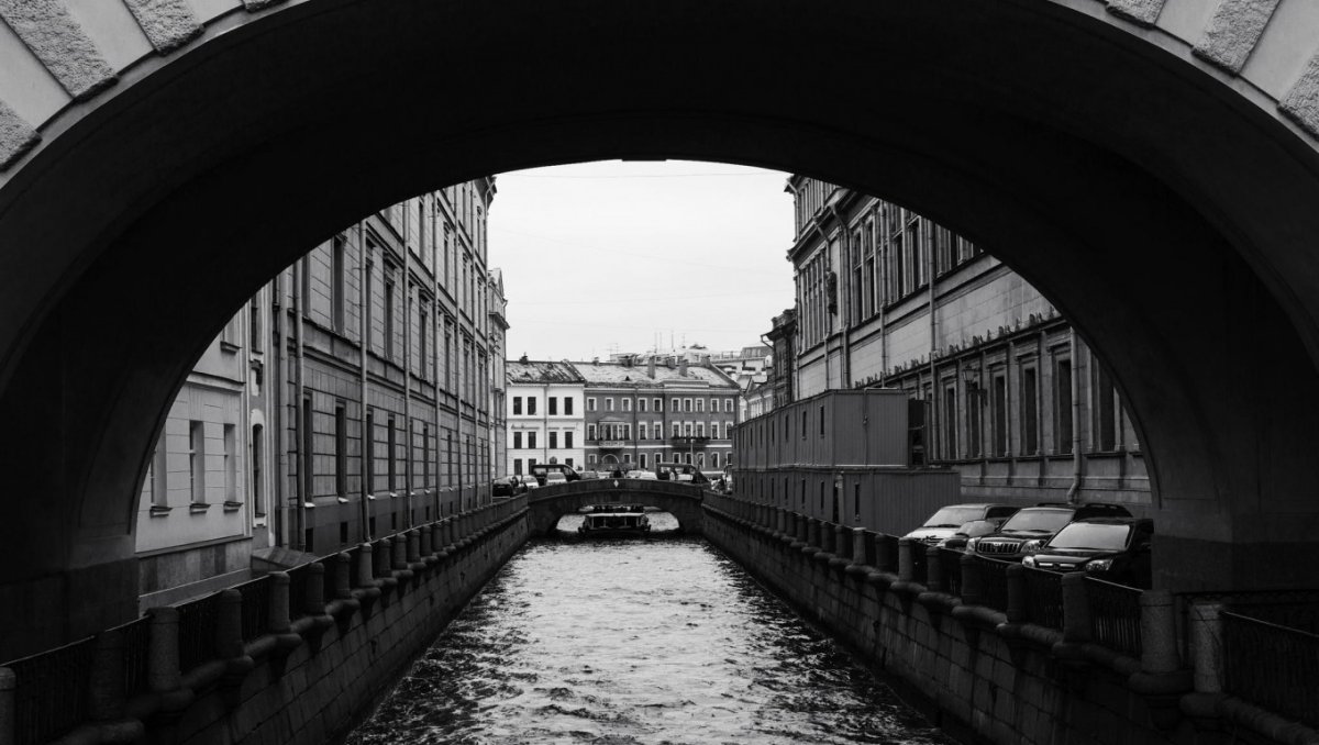 Дворцовая набережная в Санкт-Петербурге