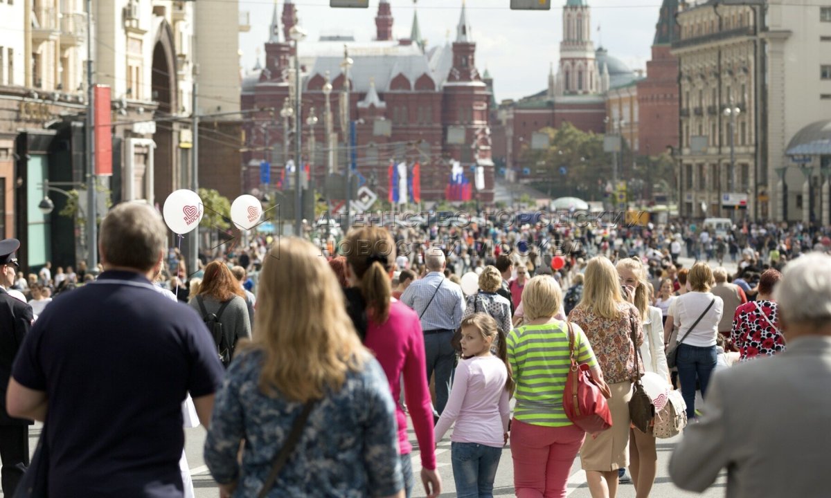 Много людей на площади