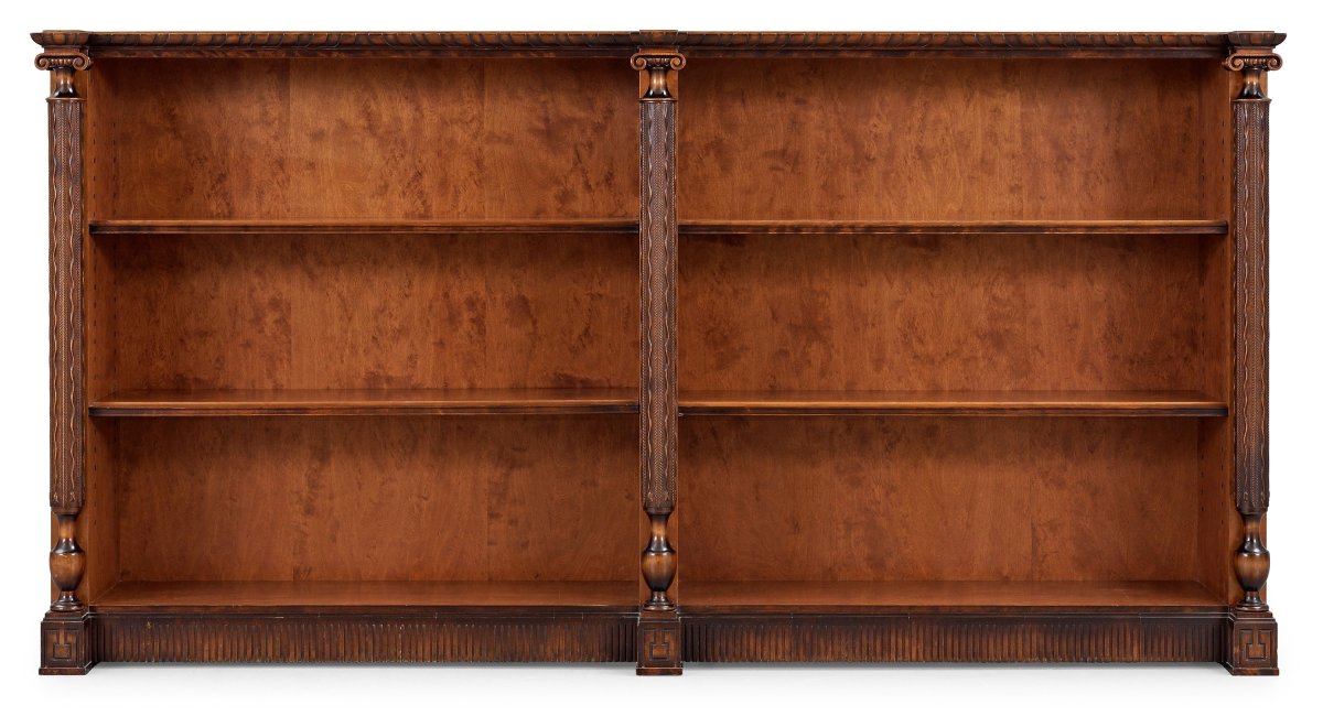 Пустой книжный шкаф