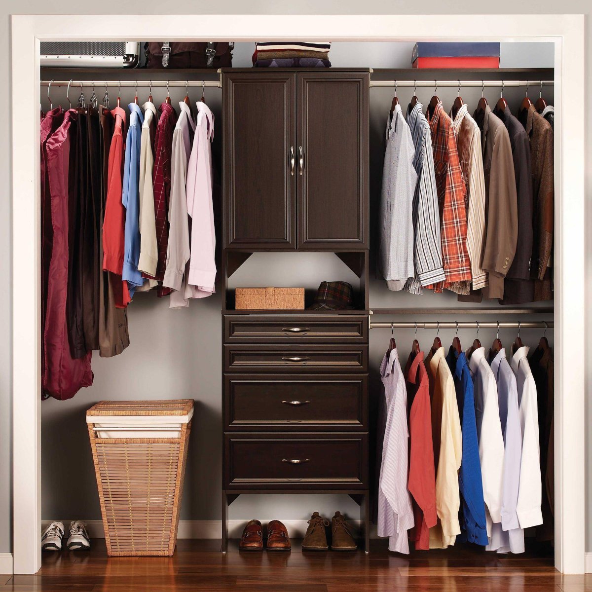 Шкаф с вещами