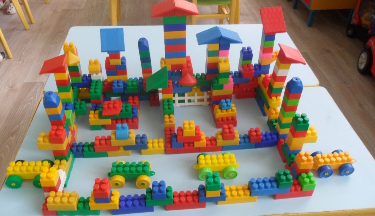 Конструктор на белом фоне