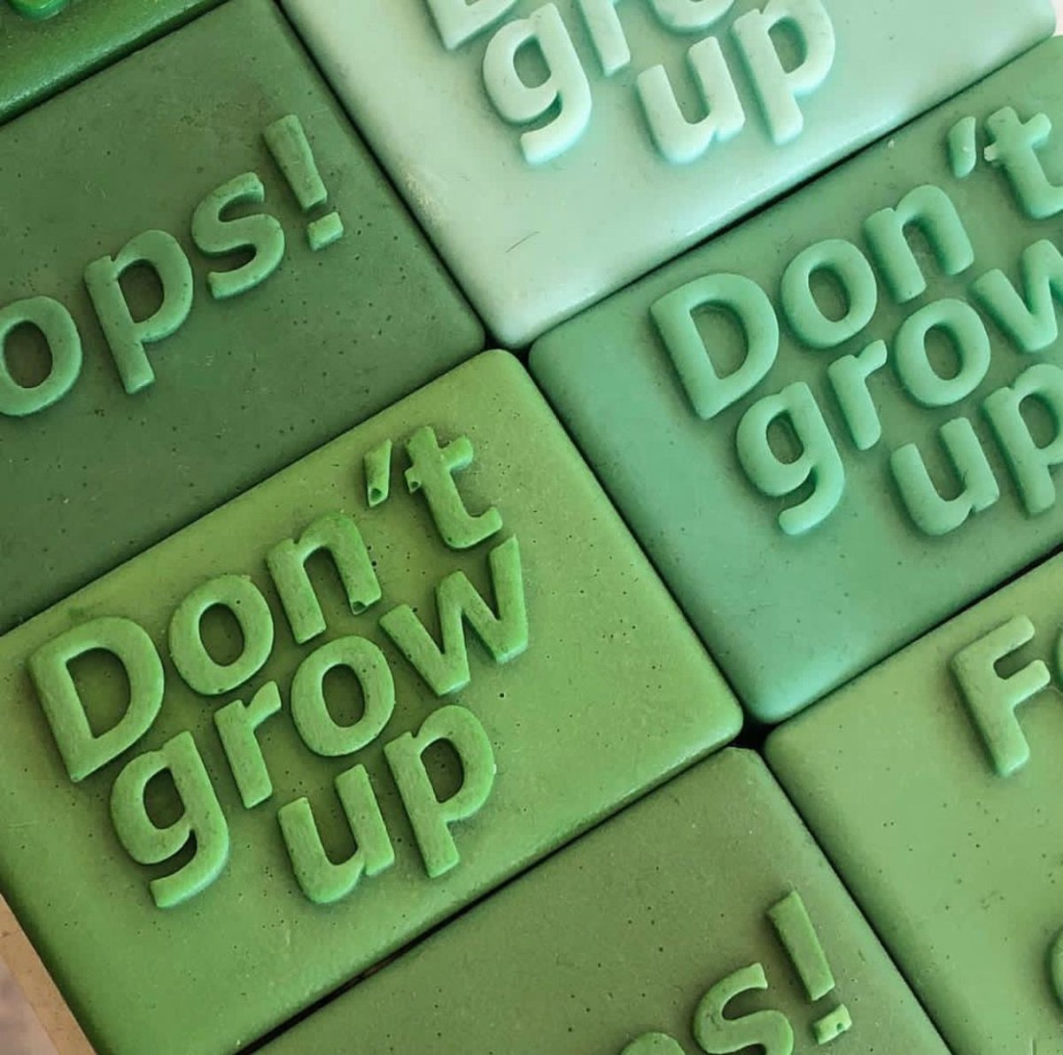 Доллары на темном фоне