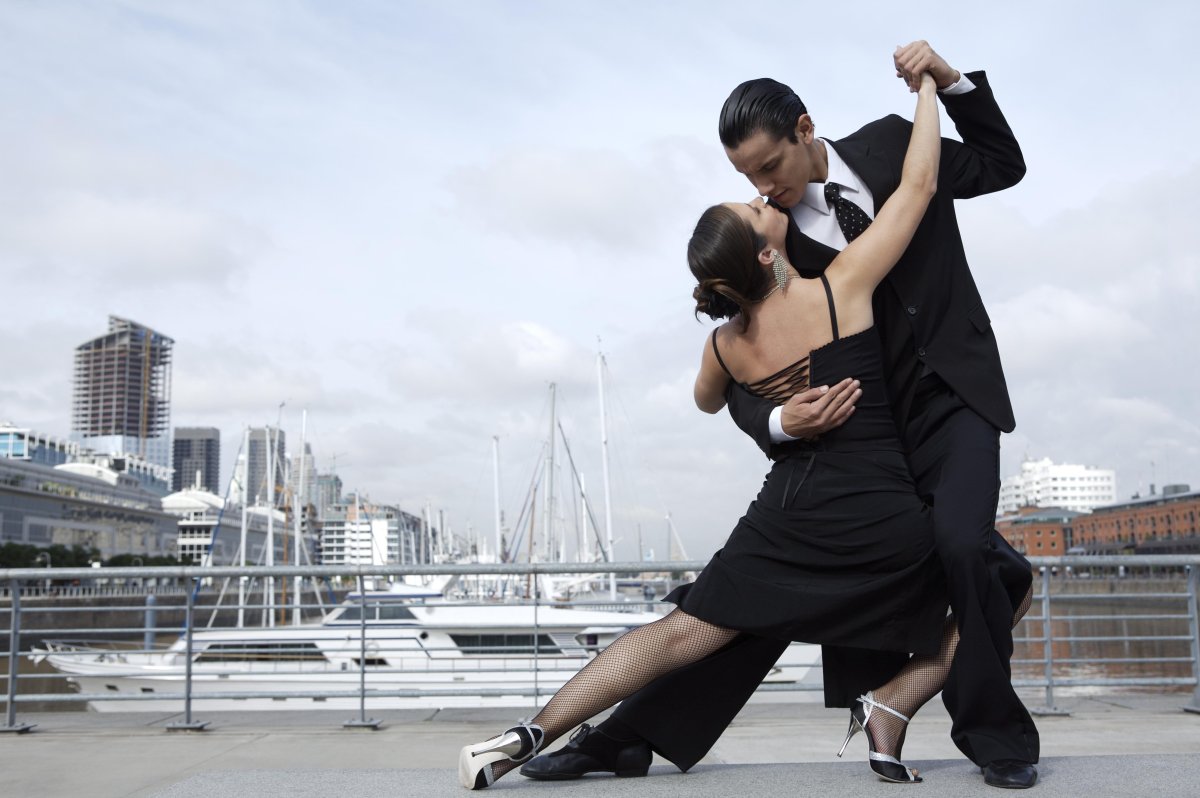 Парень и девушка танцуют