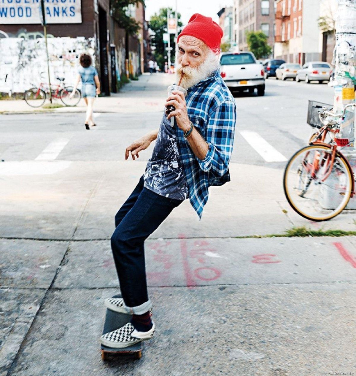 Дедушка на скейте