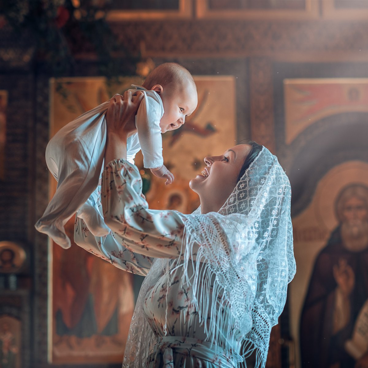 Мама с ребенком в церкви