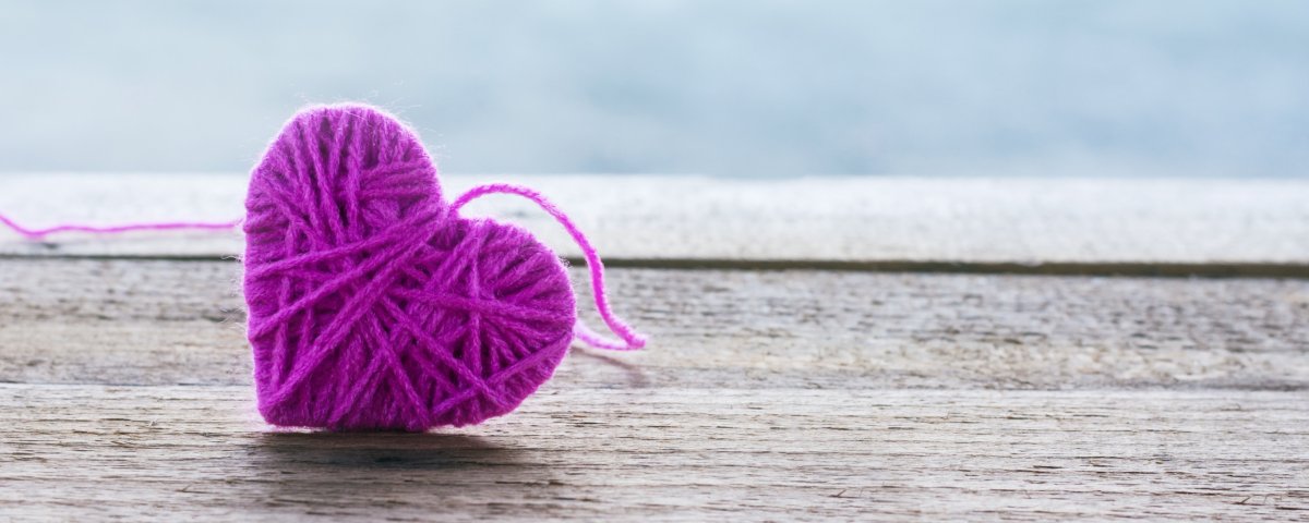 Фиолетовая пряжа клубок