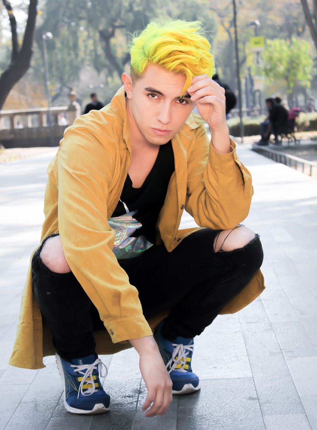 Пацан с желтыми волосами