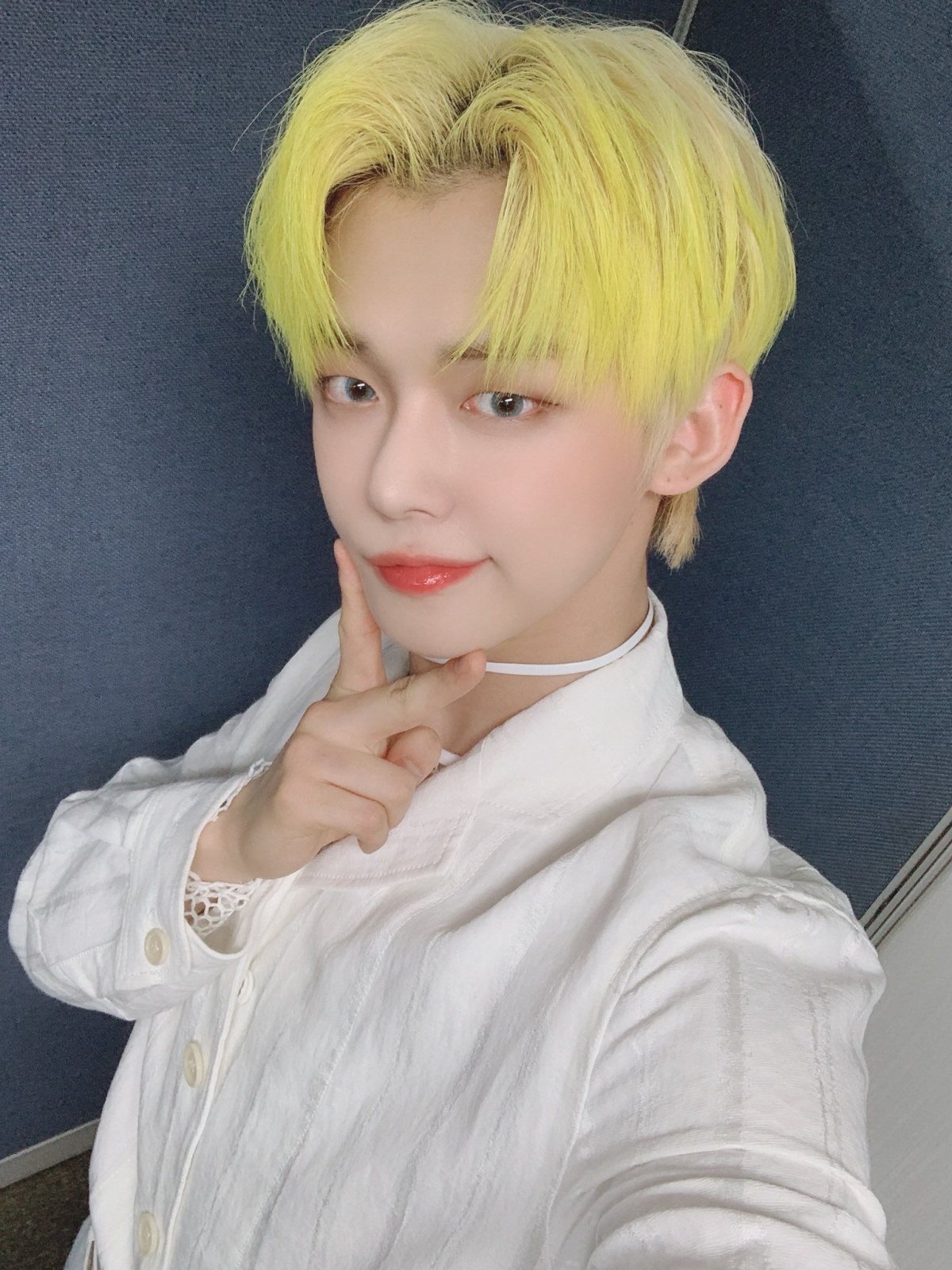 Чхве Енджун с желтыми волосами