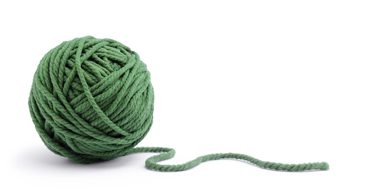 Зеленая пряжа клубочки