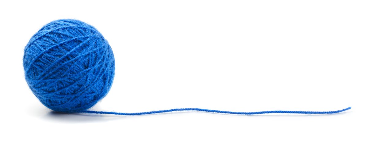 Нитки для вязания на белом фоне