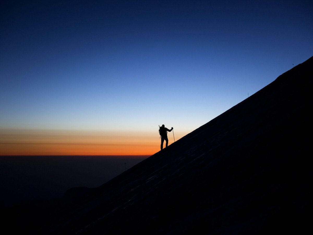 Человек поднимается в гору